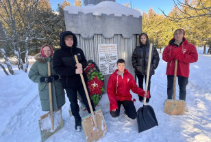 Ельнинскую школу № 2 очистили от снега в рамках акции «Хранители истории»