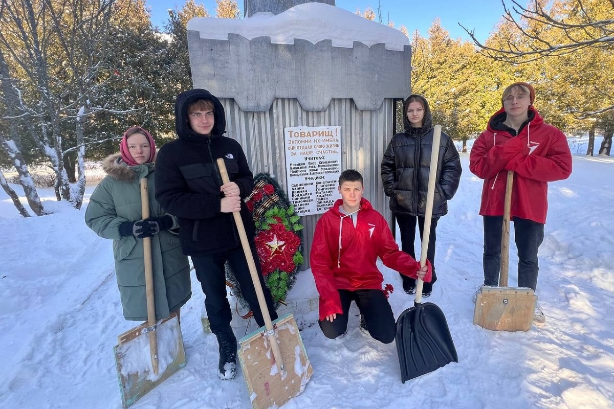 Ельнинскую школу № 2 очистили от снега в рамках акции «Хранители истории»