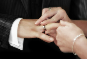 12 пар зарегистрировали свой брак в Смоленске 24 февраля