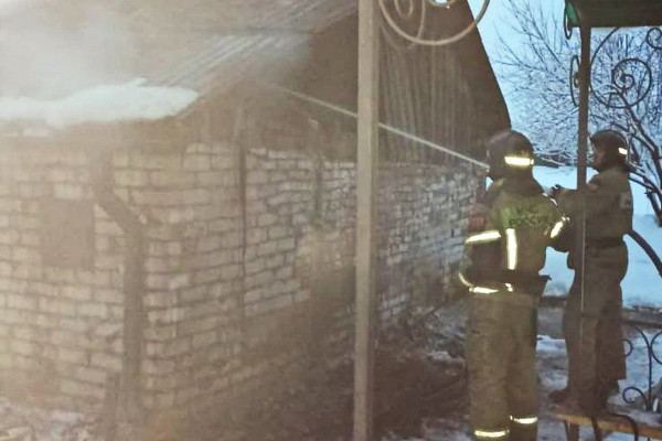 В Смоленской области пожароопасное удобрение привело к возгоранию в хозпостройке