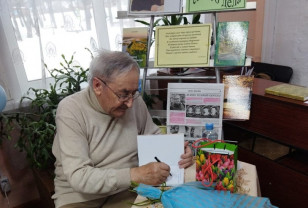 В Демидовском районе отметили 80-летие создателя музея деревянной скульптуры и поэта Виктора Милеева