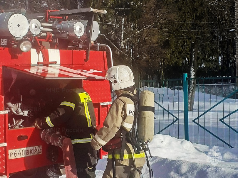 В Смоленской области в Монастырщине спасатели тушили условный пожар