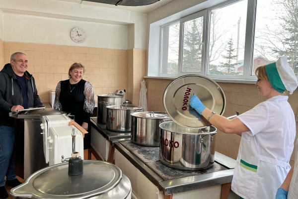 Фонд Сергея Неверова «СозИдаНие» помог детсаду в Смоленском районе с бытовой техникой и посудой