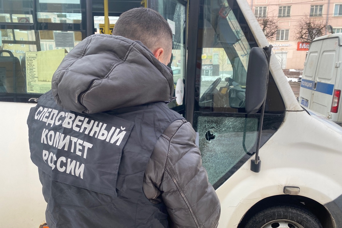 В центре Смоленска неизвестный выстрелил в маршрутку