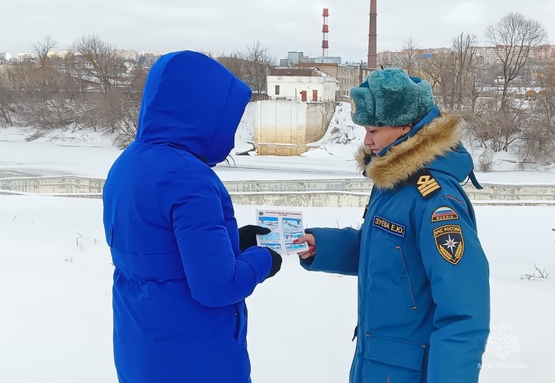 Жителям Смоленска напомнили о правилах безопасности у воды зимой