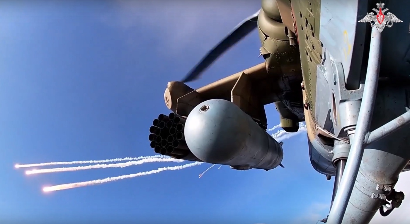 Экипажи боевых вертолетов Ми-28 нанесли ракетный удар по пункту управления и бронетехнике противника