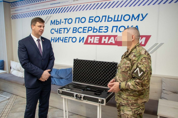 Сенатор РФ Артём Малащенков передал смоленским военнослужащим антидроновое ружьё