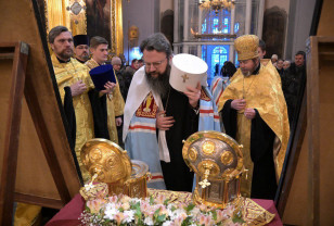 В Свято-Успенском кафедральном соборе Смоленска пребывают мощи святителя Спиридона Тримифунтского и блаженной Матроны Московской