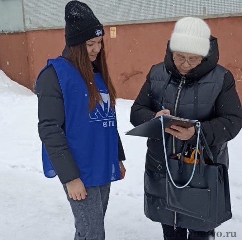 Кардымовские волонтеры проводят сбор писем для бойцов СВО