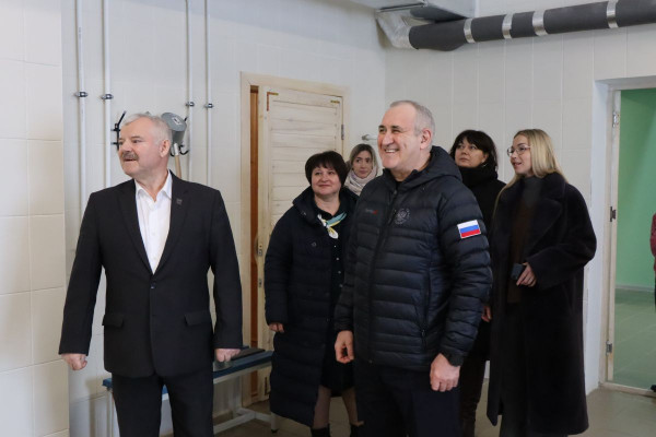 Сергей Неверов побывал в отремонтированной бане в Дорогобуже