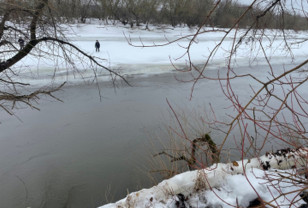 В Смоленске полицейские спасли ребенка, провалившегося под лед на Днепре
