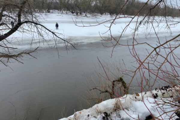 В Смоленске полицейские спасли ребенка, провалившегося под лед на Днепре