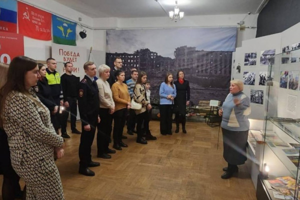 В Смоленске молодые полицейские посетили выставку «Противостояние»