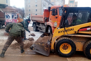 В Смоленске начали собирать песок, оставшийся после зимних работ по уборке