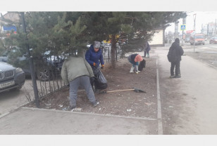Смоленские коммунальщики приступили к уборке улиц от мусора после таяния снега