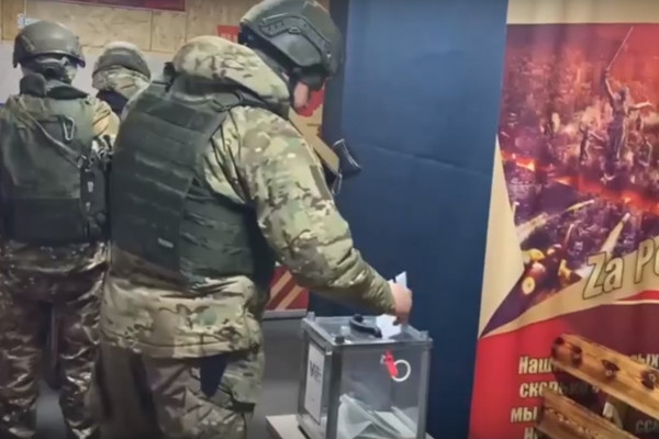 Российские военнослужащие принимают участие в досрочном голосовании на выборах главы государства