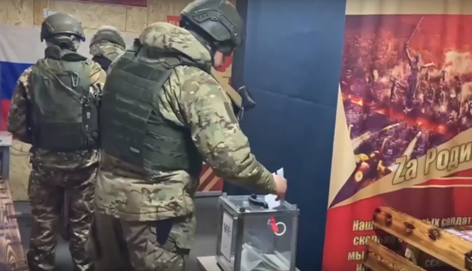 Российские военнослужащие принимают участие в досрочном голосовании на выборах главы государства