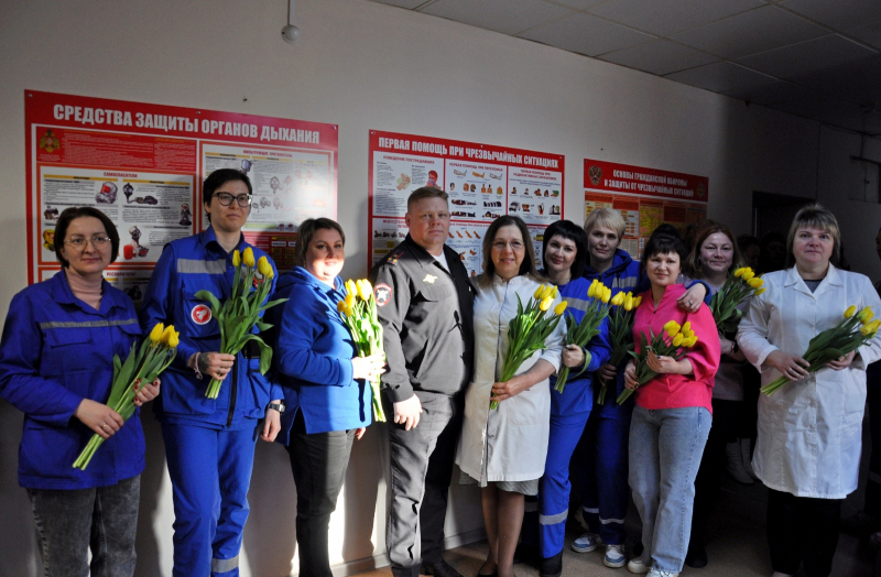 Сотрудники смоленской Госавтоинспекции поздравили работниц «скорой помощи» с 8 Марта