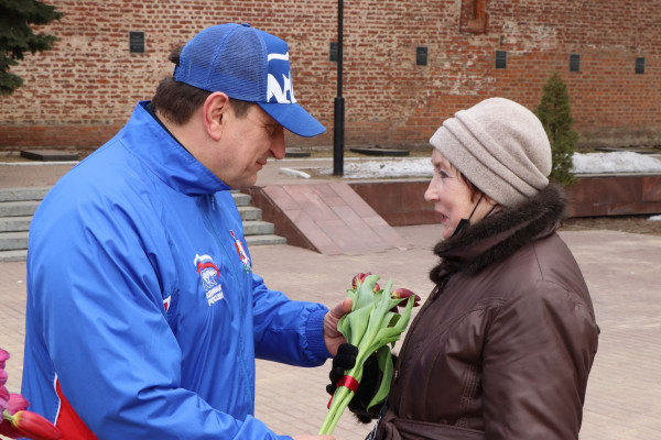 Праздничная акция Игоря Ляхова проходит в самом центре Смоленска уже 11-й год