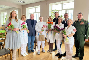 Неверов, Малащенков и Шелудяков поздравили женщин-врачей Смоленского военного госпиталя с 8 марта
