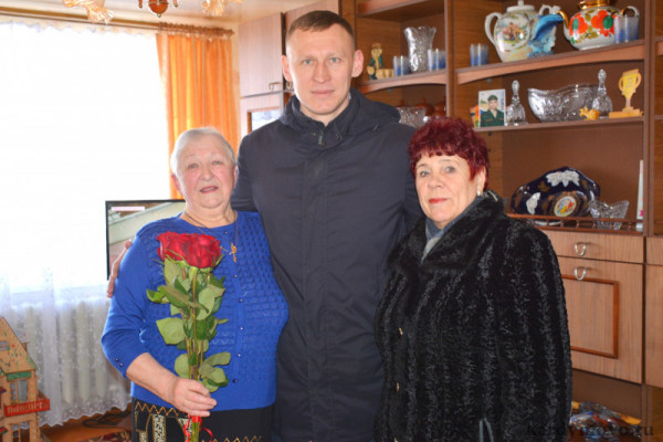 В Кардымовском районе поздравили матерей и жён бойцов СВО