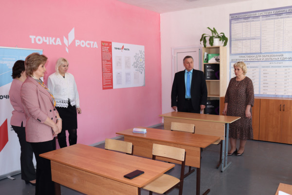 Глава Монастырщинского района Виктор Титов с рабочим визитом посетил Татарскую школу