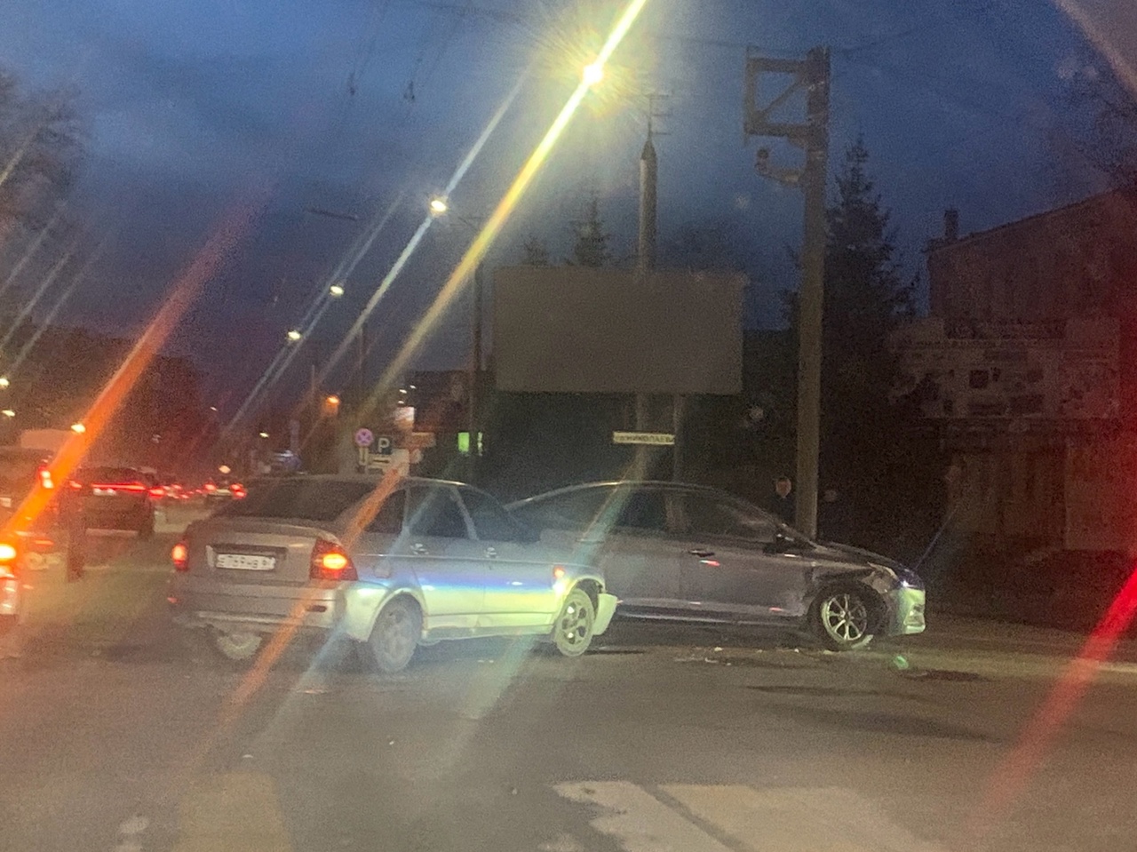 Автоавария затруднила проезд перекрестка улиц Николаева и Марины Расковой в Смоленске