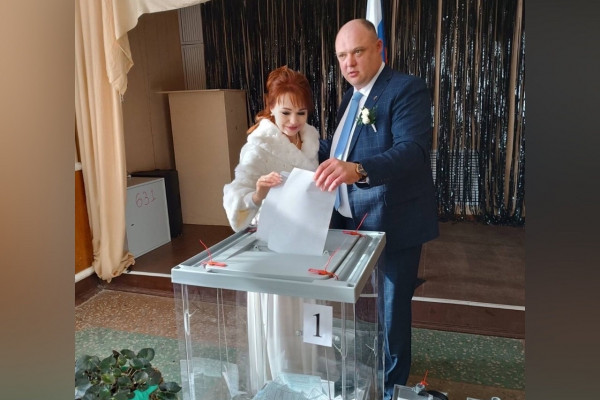 Жених и невеста приняли участие в выборах президента в Смоленской области