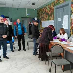 Сергей Неверов пообщался с пришедшими на выборы жителями Новодугино и Сычёвки