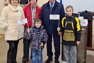 Депутаты Смоленской облдумы от «Единой России» пришли на избирательные участки вместе с детьми