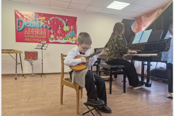 В Смоленске прошёл музыкальный фестиваль первоклассников «Дебют»
