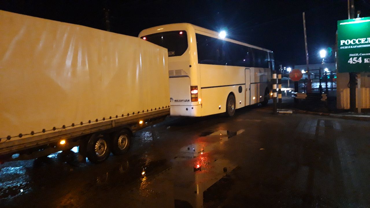 Смоленские пограничники нашли прятавшегося в багажном отсеке автобуса нелегала