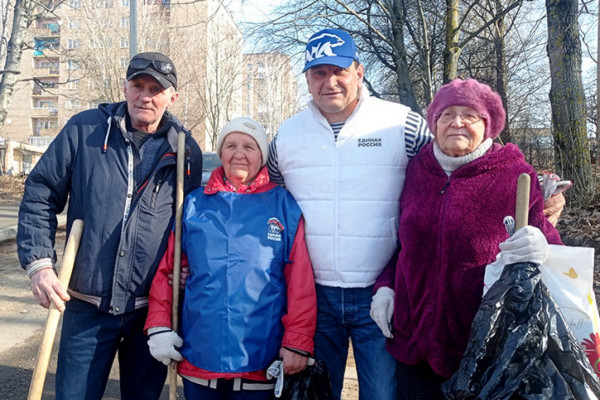 Единороссы вместе со смолянами организовали первый весенний субботник в Заднепровье