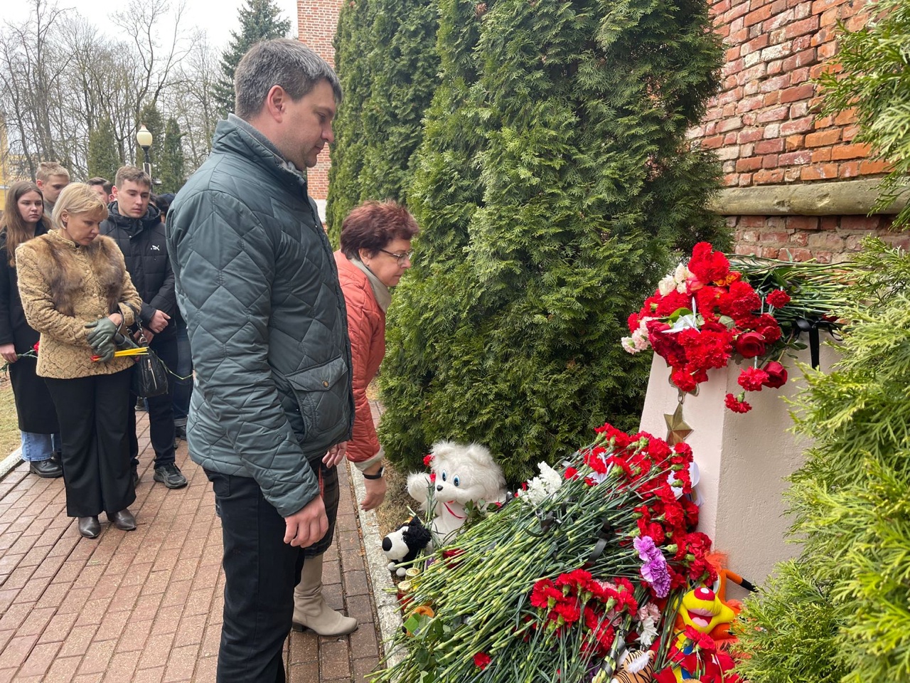 Председатель Общественной палаты Смоленской области Денис Пестунов почтил память погибших в результате теракта