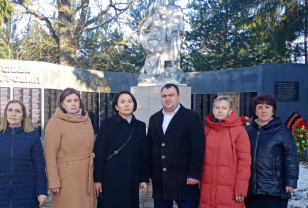 Внучка погибшего бойца из Казахстана посетила воинское захоронение в селе Новодугино