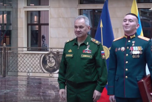 Министр обороны Сергей Шойгу вручил медали «Золотая звезда» военнослужащим участникам спецоперации