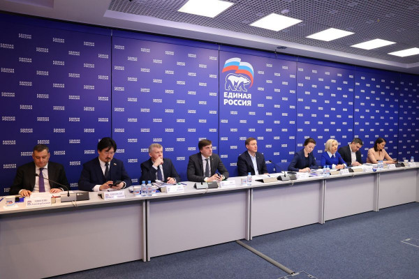 «Единая Россия» и Министерство просвещения обсудили с регионами реализацию президентских программ