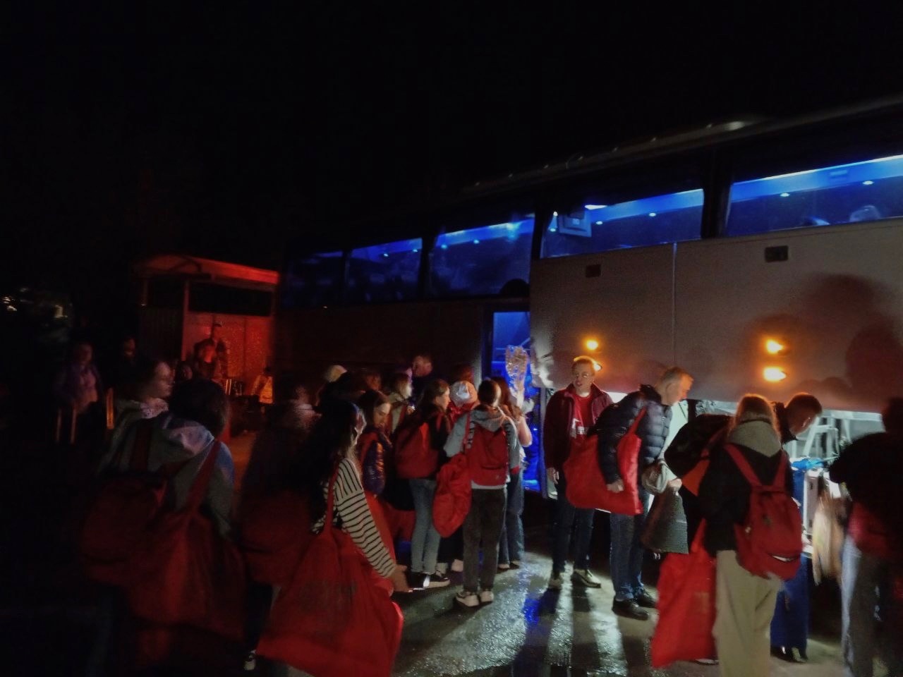 Молодогвардейцы «Единой России» помогают пассажирам поездов в районе обрушения вяземского моста