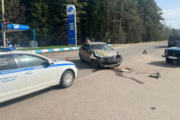 В Ярцеве столкнулись автомобили «Рено» и «Нива»