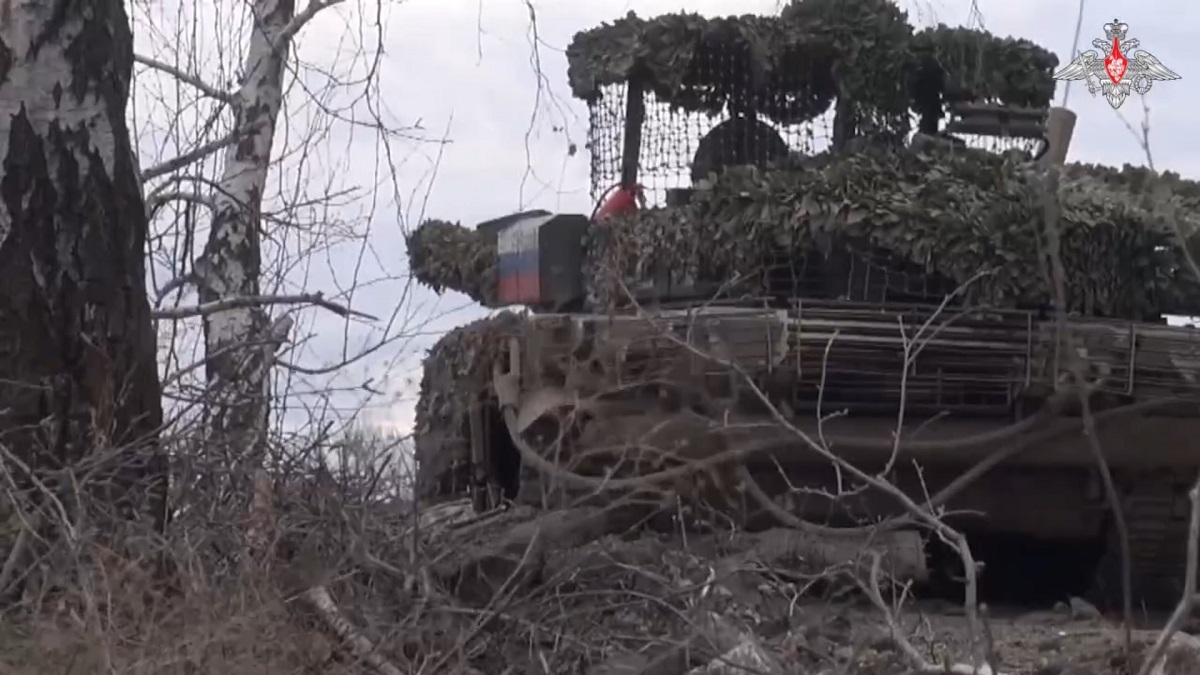 Российские танки поддерживают штурмовиков в зоне СВО