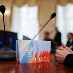 Глава Смоленска Александр Новиков торжественно вручил паспорта отличившимся школьникам