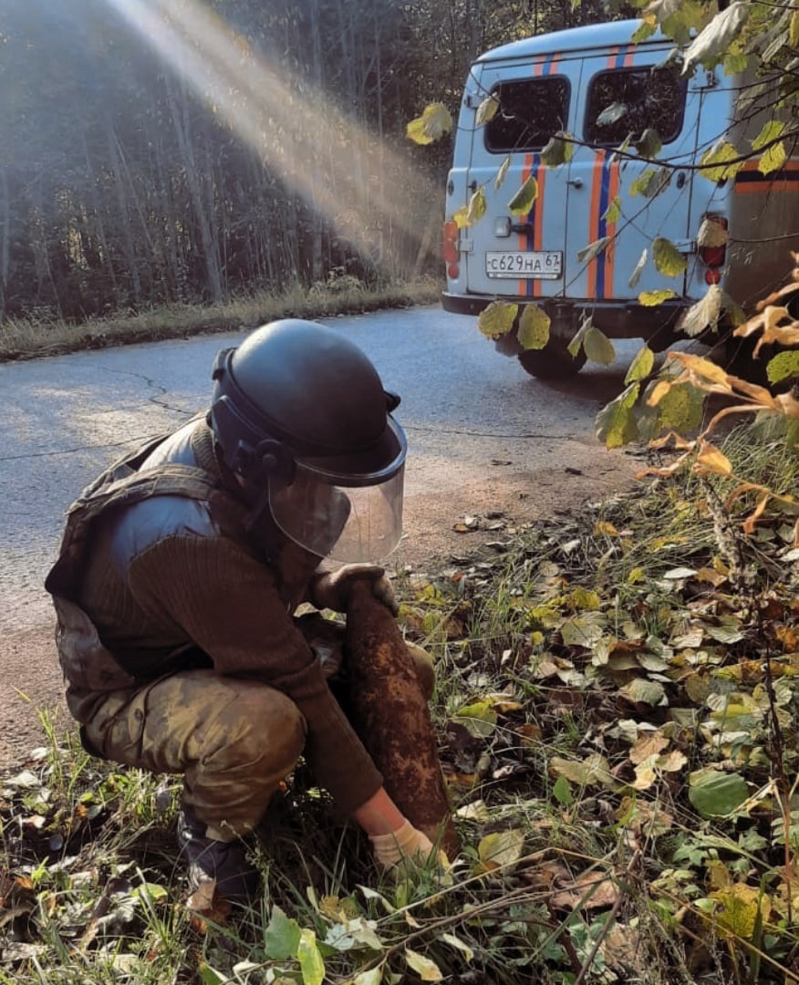 Смоленские сапёры обезвредили артснаряды, гранату и миномётные мины военных времён