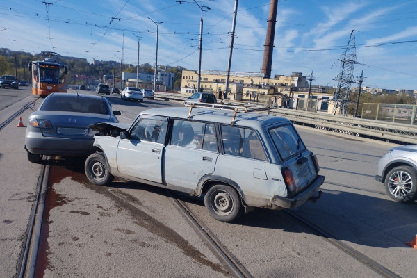 В Смоленске на Привокзальной площади столкнулись «ВАЗ» и Mazda