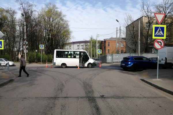 В Смоленске на улице Исаковского произошла авария с пострадавшим
