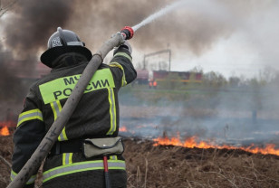 В Смоленском и Ярцевском районах продолжают тушить пожары