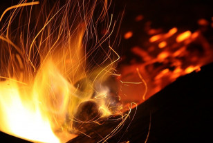 Ночью в Вяземском районе сгорели три хозпостройки