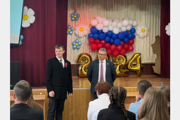 Глава города Александр Новиков провёл в смоленской школе «Разговоры о важном»