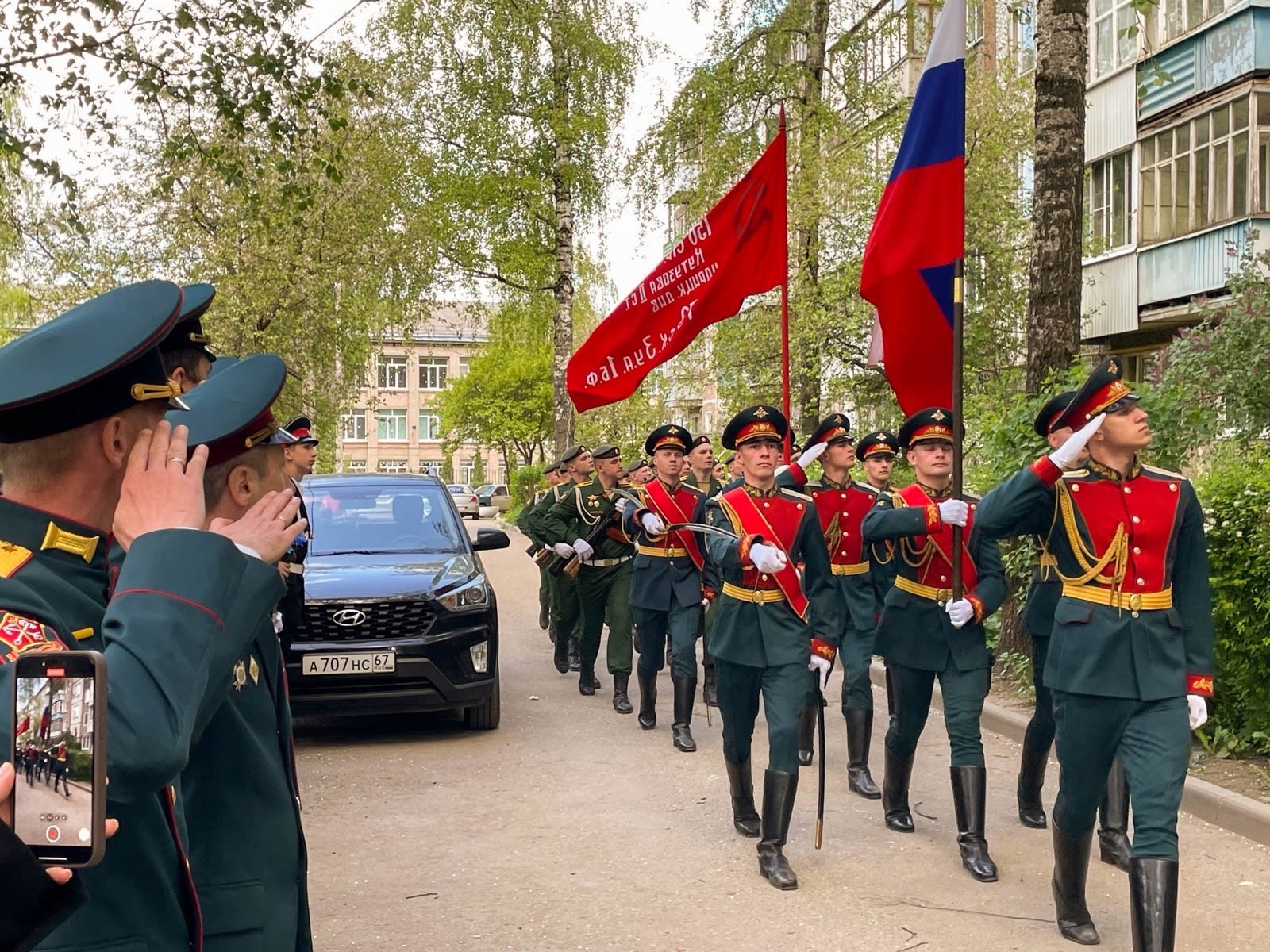 Василий Анохин поблагодарил смоленских участников акции «Парад у дома  ветерана» | 08.05.2024 | Смоленск - БезФормата