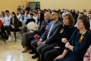 На Смоленщине в Вязьма-Брянской средней школе появилась «Парта Героя»