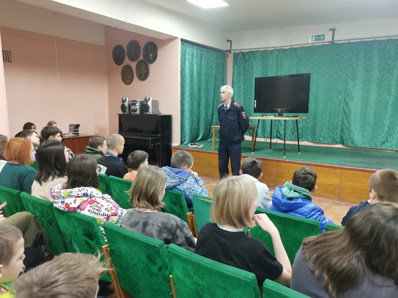 Сотрудники Смоленской транспортной полиции провели Урок безопасности в «Красном Бору» 